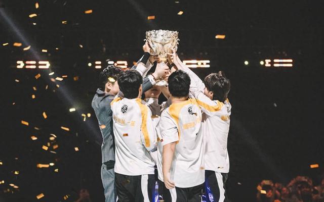 LPL 决赛现场归来画面：银龙杯已经近在咫尺，放手 再试一次