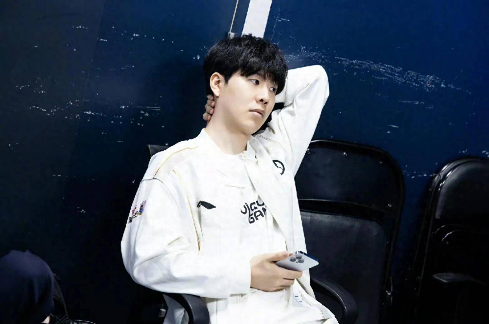 TheShy ，Randolph，Karma，出门遭遇重创， Aki 加入了团队，带来了疯狂的Dave表演， Ninjas in Pyjamas 收复了一座城市