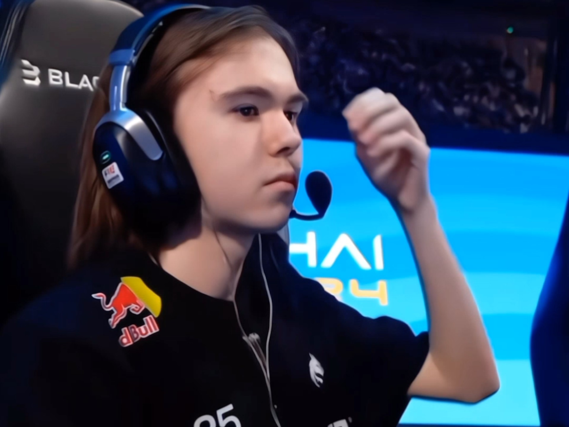 LPL female host Zhang Xiaowei posted a photo： I experienced betrayal and a car accident this year, but I survived unexpectedly